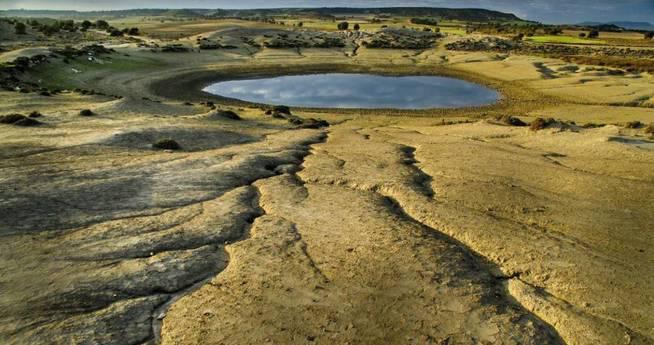 balsa-en-mitad-de-la-estepa-desertica-eduardo-vinuales