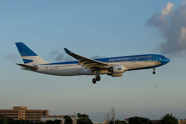 Aerolineas_Argentinas_Airbus_A330-200_LV-FNL_15203360984