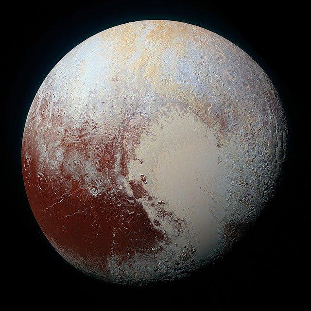 pluto-1315109_640