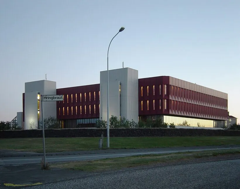 Reykjavik-National-und-Universitaetsbibliothek-Islands-820x644