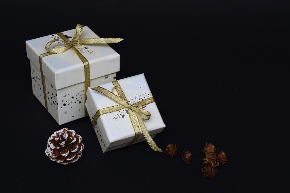 christmas-gift-gc6c9d9fbd_1920