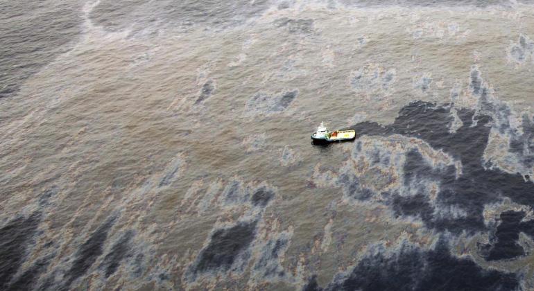 mancha-combustible-oceano-reuters