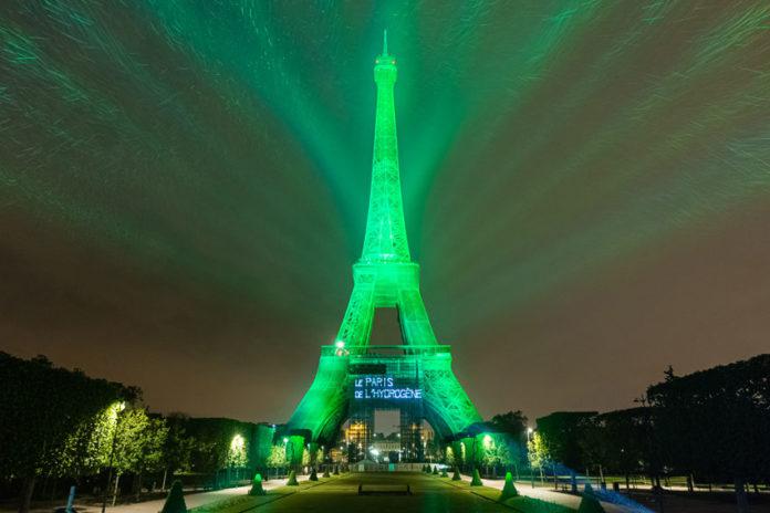 Torre-Eiffel-Toyota-3-696x464