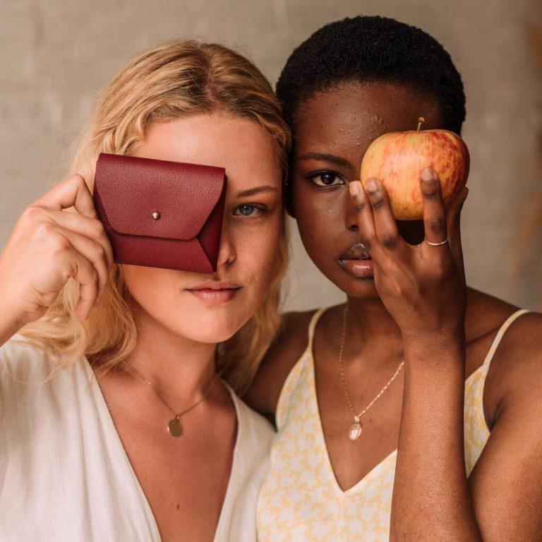 ecoosfera-cuero-vegano-cascara-manzana-sostenible-moda-bolsas-768x768